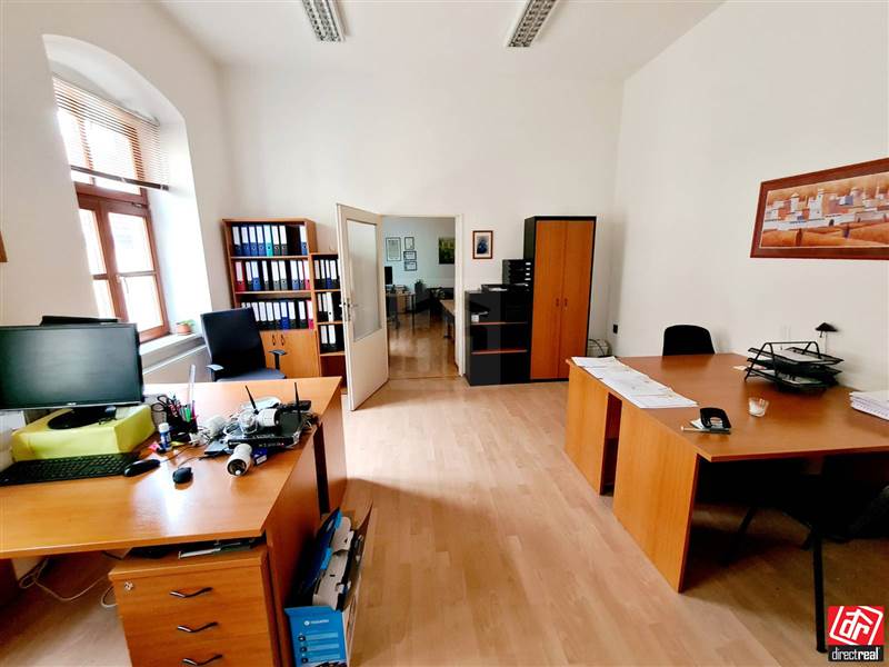 Nebytové priestory
                - administratíva
                - Prenájom                - TOP PONUKA - Veľmi pekné priestory v centre Pezinka na Radničnom námestí.