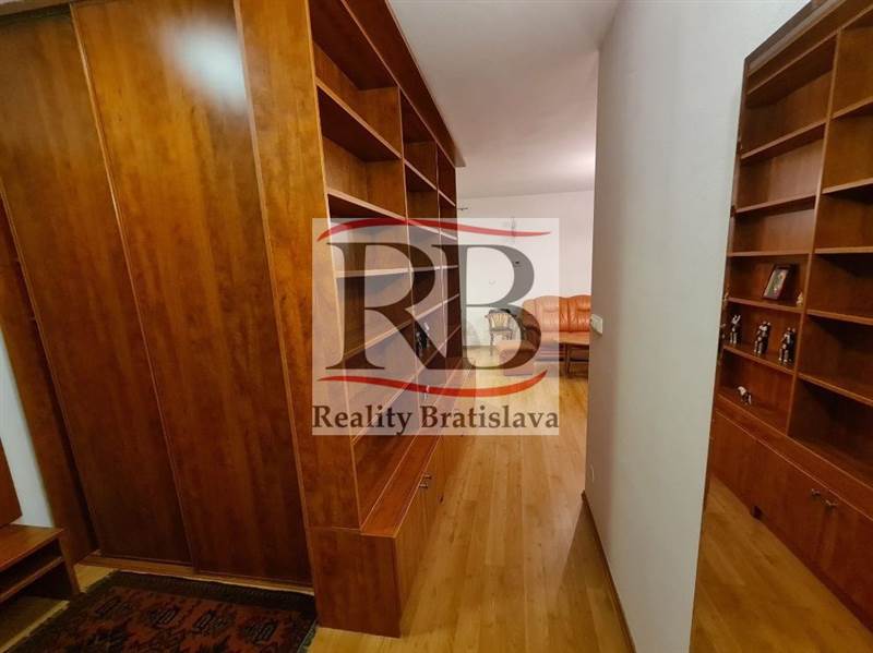 Priestranný 1-izbový byt na ulici Borodáčová-BA II na prenájom