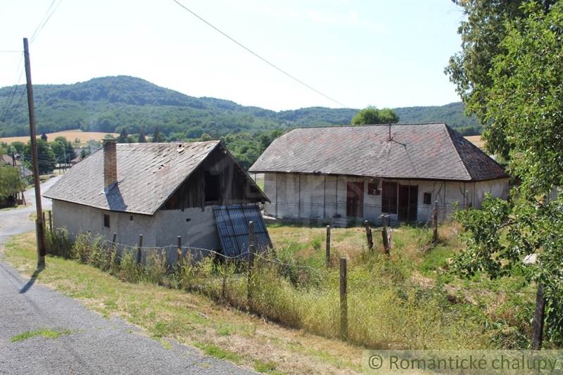 Kamenná chalupa s letnou kuchynkou v údolí vrchov Krupinskej výšiny - Čelovce