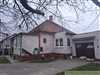 Starší 4-izbový dom s manzardou v tichej uličke v obci Kvetoslavov 30 km od Bratislavy na predaj iba u nás