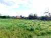 Priestranný 1500 m2 rovinatý pozemok na okraji vinárskej dedinky Moča