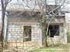 Rozostavaný dom a pozostatky pôvodného domu na rozľahlom pozemku v prírode na samote v obci Nová Vieska