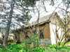 Rozostavaný dom a pozostatky pôvodného domu na rozľahlom pozemku v prírode na samote v obci Nová Vieska