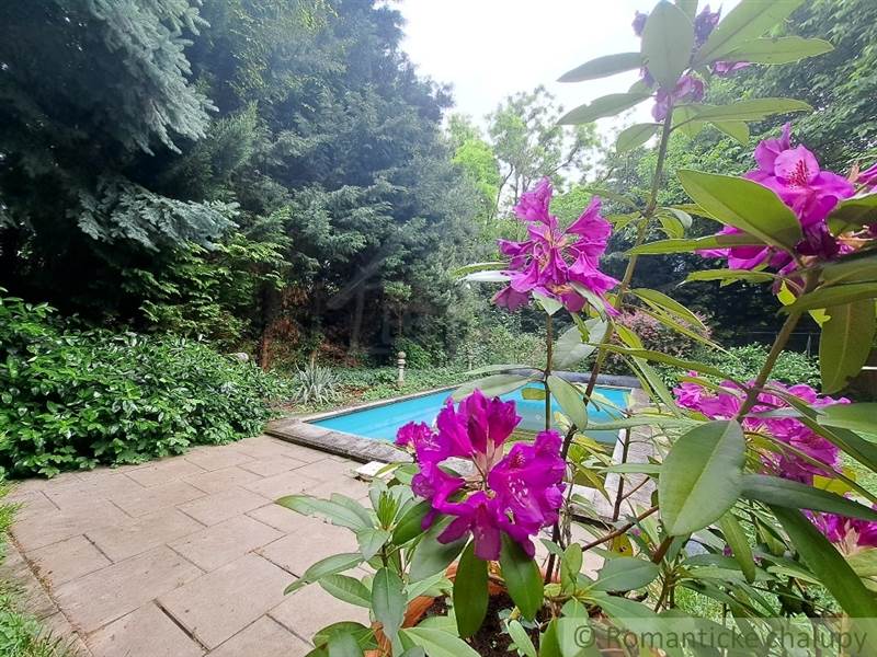 Rodinná jedinečná usadlosť s romantickým nádychom a okrasnou záhradou s bazénom