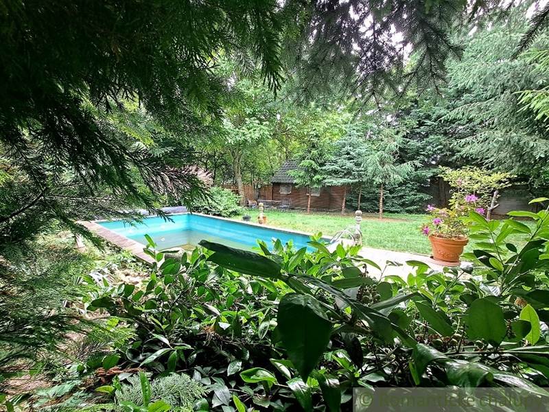 Rodinná jedinečná usadlosť s romantickým nádychom a okrasnou záhradou s bazénom