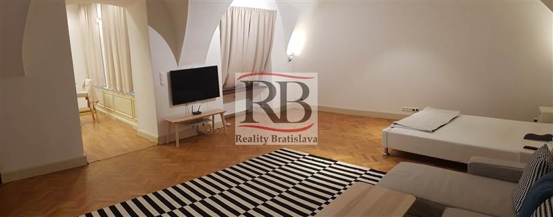 BEZ PROVÍZIE 1,5 izbový byt/priestor vhodný na kanceláriu v pešej zóne na Ventúrskej ulici, Bratislava-Staré Mesto
