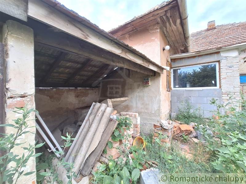 Pôvodný 3 izbový dom so začatou rekonštrukciou na menšom pozemku vo vinárskej obci Bátorové Kosihy