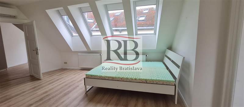 BEZ PROVÍZIE 3 izbový byt v pešej zóne priamo na Hlavnom Námestí, Bratislava-Staré Mesto