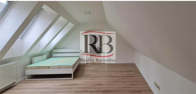 BEZ PROVÍZIE 3 izbový byt v pešej zóne priamo na Hlavnom Námestí, Bratislava-Staré Mesto