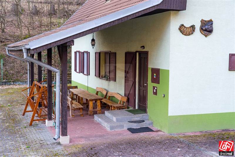 Domy
                - chata/chalupa
                - Predaj                - Nádherná poľovnícka chata pri Trstíne